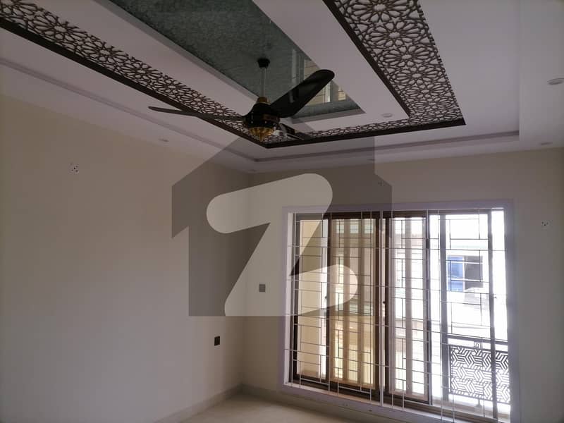 اتفاق گارڈن گوجرانوالہ میں 6 کمروں کا 11 مرلہ مکان 2.6 کروڑ میں برائے فروخت۔