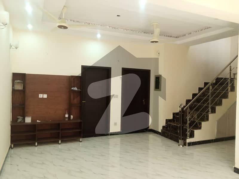 بحریہ ٹاؤن - جناح ایکسٹینشن بلاک بحریہ ٹاؤن سیکٹر ای بحریہ ٹاؤن لاہور میں 3 کمروں کا 5 مرلہ مکان 1.7 کروڑ میں برائے فروخت۔