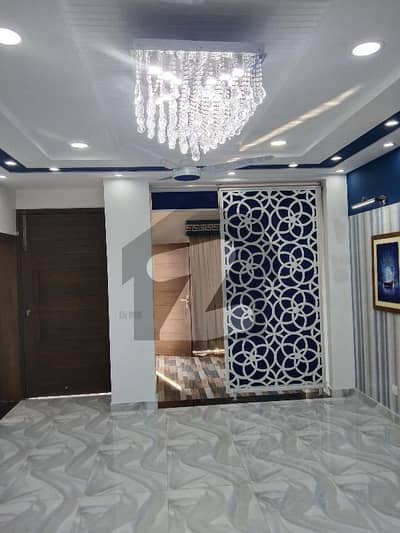 ڈریم گارڈنز ڈیفینس روڈ لاہور میں 6 کمروں کا 8 مرلہ مکان 2.4 کروڑ میں برائے فروخت۔