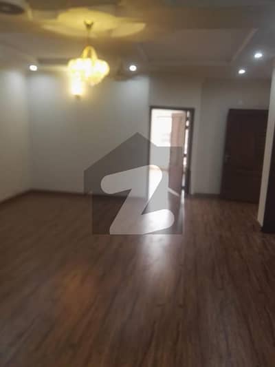 A House Of 2475 Square Feet In Abid Majeed Road