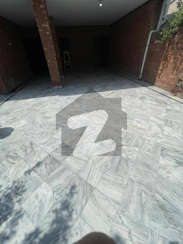 ماڈل ٹاؤن لاہور میں 7 کمروں کا 1 کنال مکان 2.1 لاکھ میں کرایہ پر دستیاب ہے۔