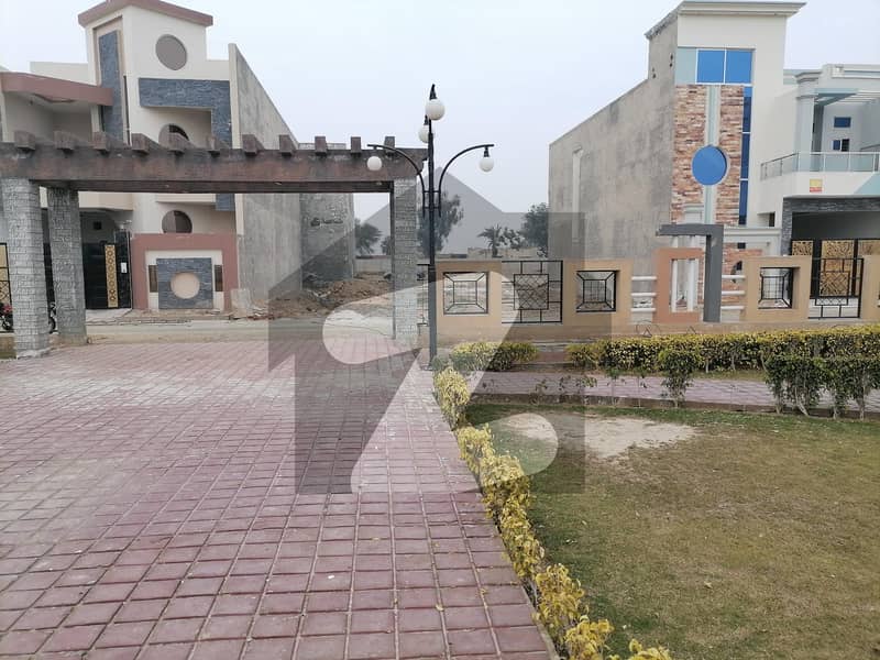 اجوا سٹی عارف والا روڈ ساہیوال میں 15 مرلہ رہائشی پلاٹ 90 لاکھ میں برائے فروخت۔