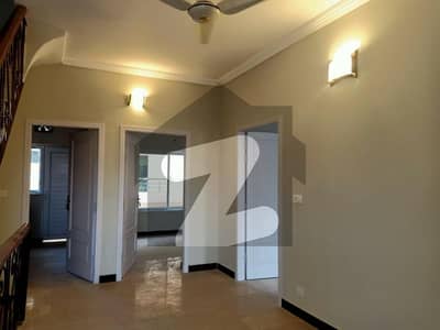 ڈی ۔ 12 مرکز ڈی ۔ 12 اسلام آباد میں 4 کمروں کا 5 مرلہ مکان 3.8 کروڑ میں برائے فروخت۔