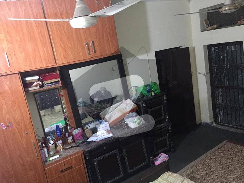 ماڈل ٹاؤن ۔ بلاک کیو ماڈل ٹاؤن لاہور میں 2 کمروں کا 3 مرلہ فلیٹ 31 لاکھ میں برائے فروخت۔