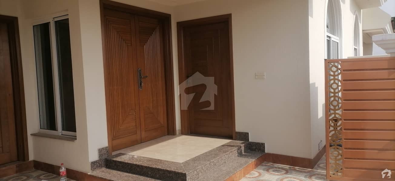 گرین آرچرڈ لوئر کینال روڈ فیصل آباد میں 4 کمروں کا 5 مرلہ مکان 1.35 کروڑ میں برائے فروخت۔