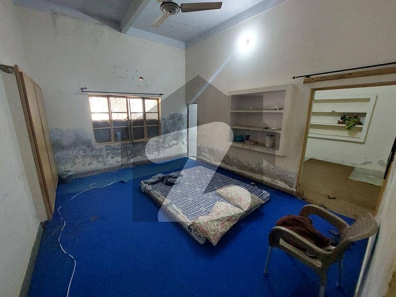 اسٹیڈیم روڈ بہاولپور میں 5 کمروں کا 13 مرلہ مکان 1.6 کروڑ میں برائے فروخت۔