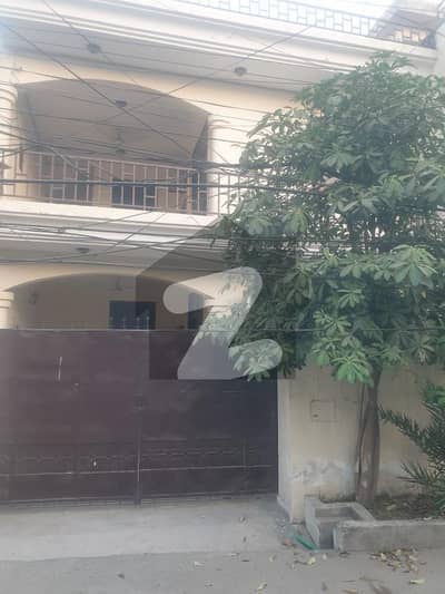 ڈیفینس روڈ لاہور میں 4 کمروں کا 10 مرلہ مکان 2.15 کروڑ میں برائے فروخت۔