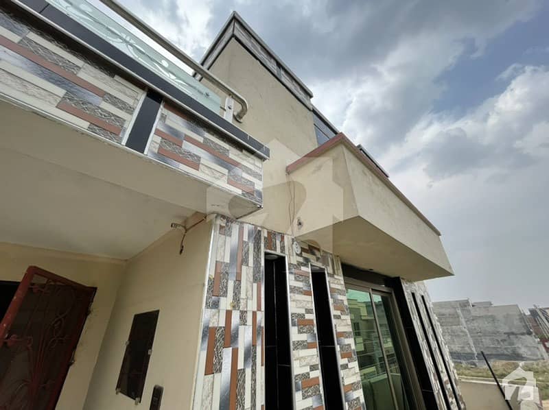 ڈسکہ روڈ سیالکوٹ میں 5 کمروں کا 6 مرلہ مکان 1.35 کروڑ میں برائے فروخت۔
