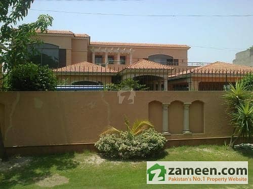 2 Kanal Slightly Used Facing Park Bungalow For Sale