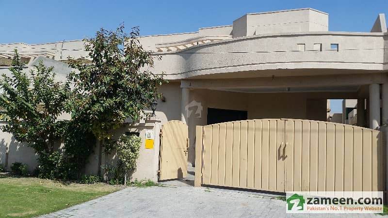 1 Kanal Prime Location Bungalow With Basement For Sale