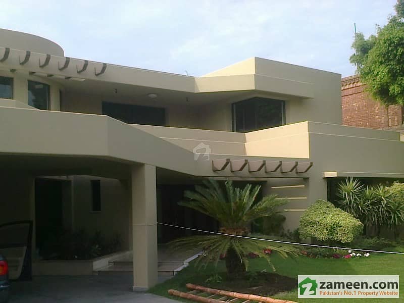 2 Kanal Prime Location Bungalow For Sale With Swimming Pool In 900 Lac