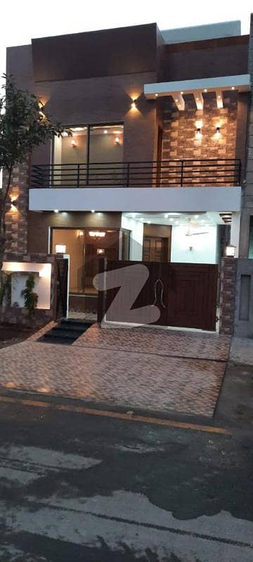 ڈی ایچ اے 9 ٹاؤن ڈیفنس (ڈی ایچ اے) لاہور میں 5 کمروں کا 1 کنال مکان 6 کروڑ میں برائے فروخت۔