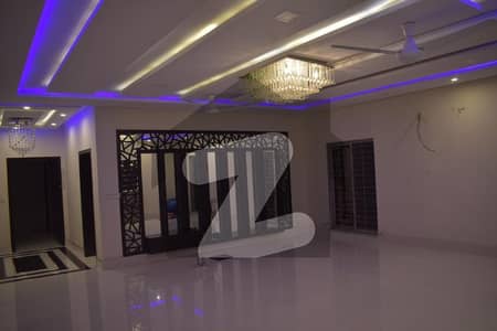 اسٹیٹ لائف ہاؤسنگ سوسائٹی لاہور میں 7 کمروں کا 1.5 کنال مکان 4 لاکھ میں کرایہ پر دستیاب ہے۔