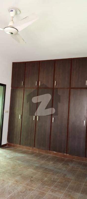عسکری 11 عسکری لاہور میں 2 کمروں کا 1 کنال بالائی پورشن 70 ہزار میں کرایہ پر دستیاب ہے۔