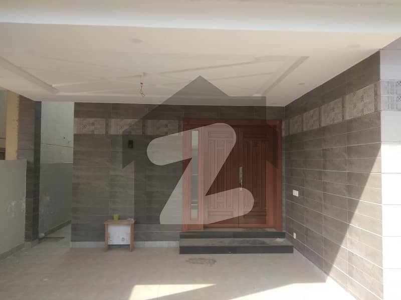 پراگون سٹی - آرچرڈ ١ بلاک پیراگون سٹی لاہور میں 5 کمروں کا 10 مرلہ مکان 3.3 کروڑ میں برائے فروخت۔