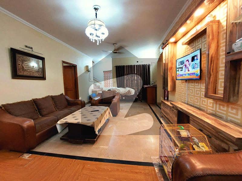 فورٹ ولاز لاہور میں 4 کمروں کا 10 مرلہ مکان 3.5 کروڑ میں برائے فروخت۔