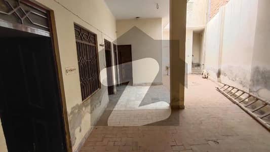 فاروق پورہ ملتان میں 4 کمروں کا 5 مرلہ مکان 15 ہزار میں کرایہ پر دستیاب ہے۔