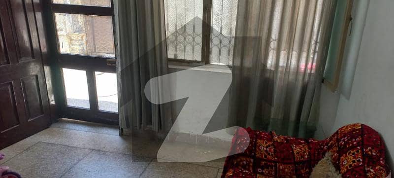 کینٹ لاہور میں 1 کمرے کا 2 مرلہ کمرہ 8 ہزار میں کرایہ پر دستیاب ہے۔