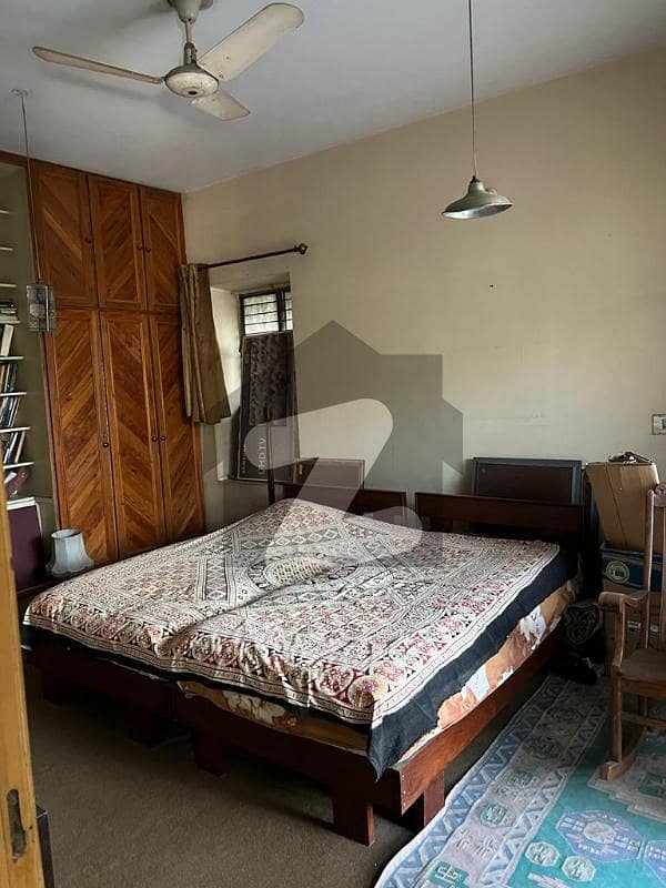 مسلم ٹاؤن لاہور میں 5 کمروں کا 1 کنال مکان 3 لاکھ میں کرایہ پر دستیاب ہے۔