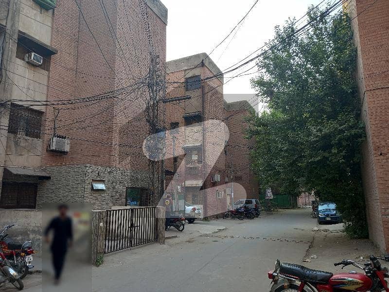 علامہ اقبال ٹاؤن ۔ چناب بلاک علامہ اقبال ٹاؤن لاہور میں 2 کمروں کا 3 مرلہ فلیٹ 45 لاکھ میں برائے فروخت۔