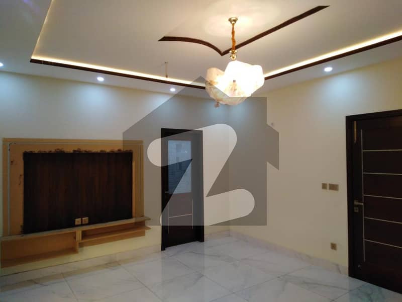 طارق گارڈنز ۔ بلاک سی طارق گارڈنز لاہور میں 5 کمروں کا 1 کنال مکان 6.5 کروڑ میں برائے فروخت۔