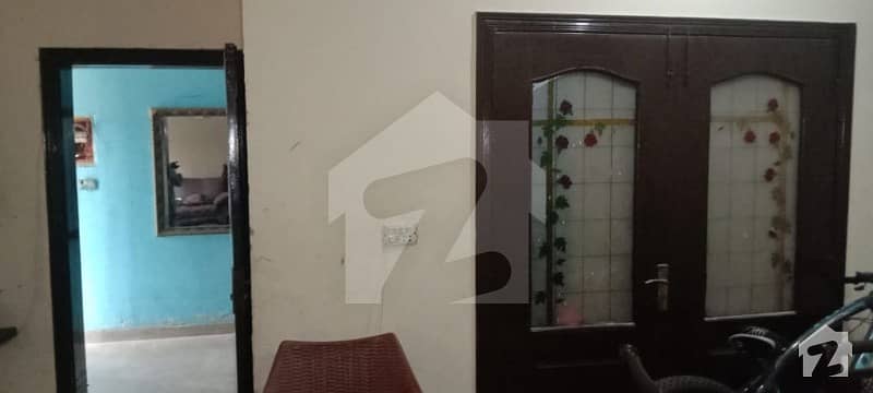 پی آئی اے مین بلیوارڈ لاہور میں 3 کمروں کا 1 کنال مکان 4 کروڑ میں برائے فروخت۔