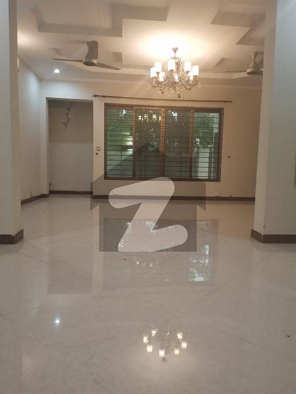 ایف ۔ 11 اسلام آباد میں 10 کمروں کا 2 کنال مکان 22 کروڑ میں برائے فروخت۔