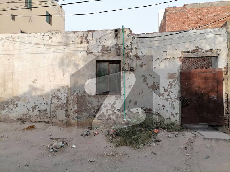 شیر علی روڈ لاہور میں 6 کمروں کا 9 مرلہ مکان 1.3 کروڑ میں برائے فروخت۔