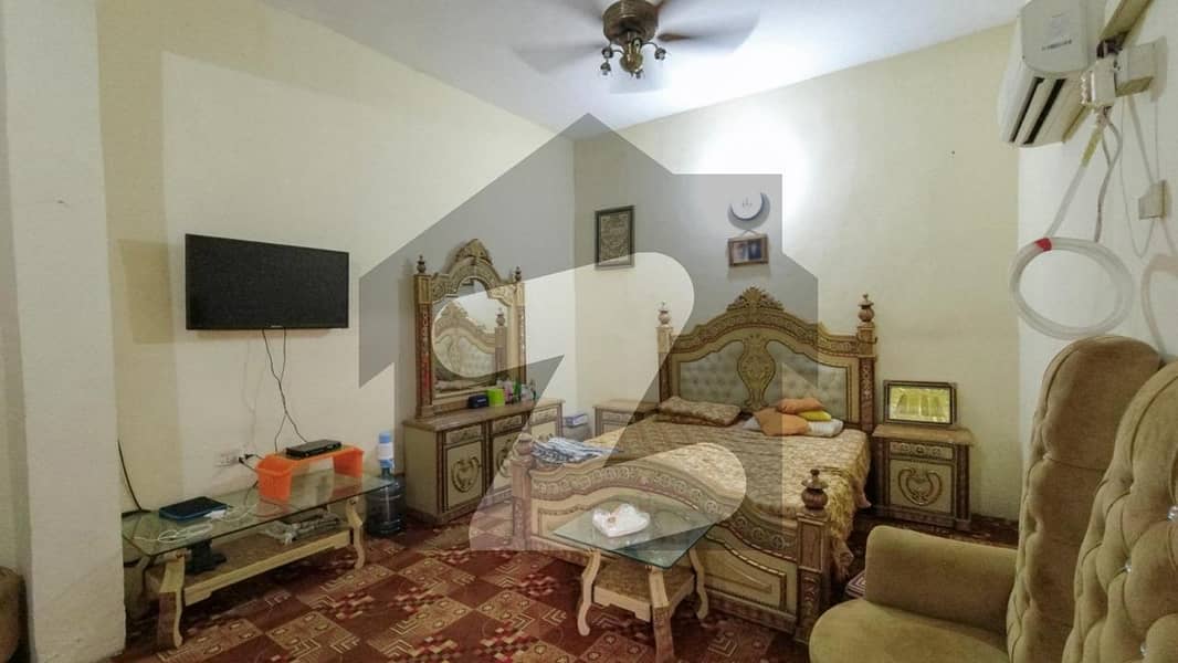 کچا جیل روڈ لاہور میں 7 کمروں کا 9 مرلہ مکان 1.8 کروڑ میں برائے فروخت۔