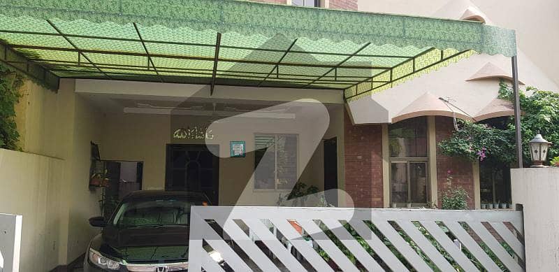 غازی روڈ کینٹ لاہور میں 4 کمروں کا 10 مرلہ مکان 2.7 کروڑ میں برائے فروخت۔