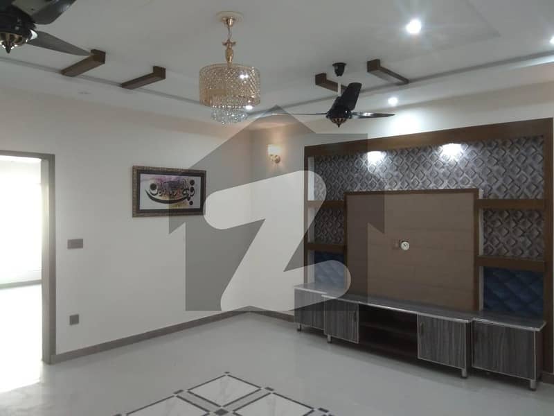سینٹرل پارک ہاؤسنگ سکیم لاہور میں 5 کمروں کا 10 مرلہ مکان 2.1 کروڑ میں برائے فروخت۔