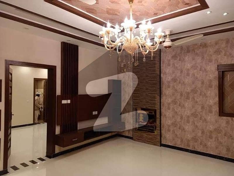 نشیمنِ اقبال فیز 2 نشیمنِ اقبال لاہور میں 5 کمروں کا 10 مرلہ مکان 2.25 کروڑ میں برائے فروخت۔