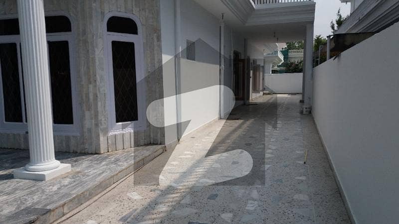 ایف ۔ 11 اسلام آباد میں 6 کمروں کا 1 کنال مکان 13 کروڑ میں برائے فروخت۔