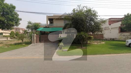 Beautiful Well Maintained House in EE Block Near Three Main Roads