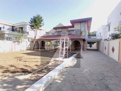 1000 Sq Yd 5 Beds House With Huge Lawn For Rent In F-6 1