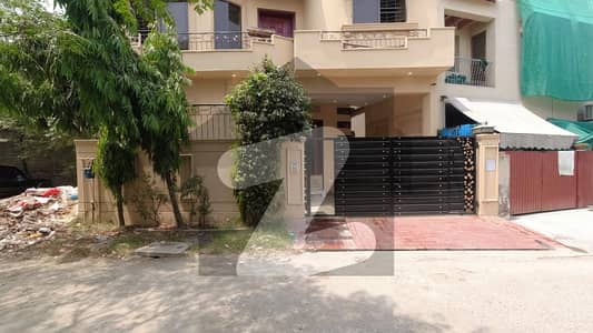 Ideally Located House Of 5.5 Marla Is Available For sale In Lahore