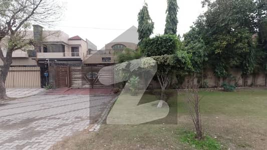 ڈی ایچ اے فیز 2 - بلاک آر فیز 2 ڈیفنس (ڈی ایچ اے) لاہور میں 7 کمروں کا 2 کنال مکان 11 کروڑ میں برائے فروخت۔