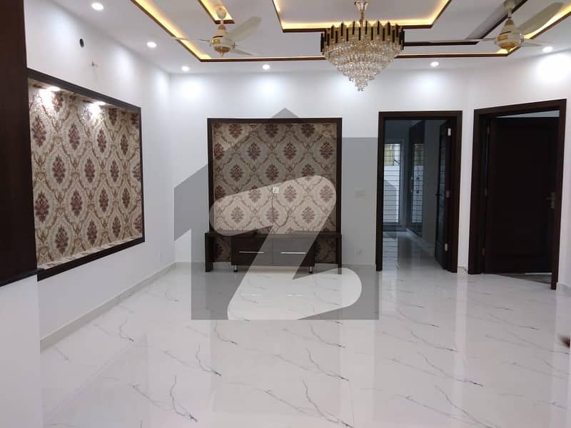 ماڈل ٹاؤن ۔ بلاک ڈی ماڈل ٹاؤن لاہور میں 5 کمروں کا 2 کنال مکان 28 کروڑ میں برائے فروخت۔