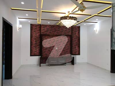ماڈل ٹاؤن ۔ بلاک سی ماڈل ٹاؤن لاہور میں 4 کمروں کا 1 کنال مکان 9 کروڑ میں برائے فروخت۔