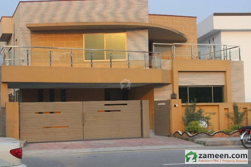 Beautifully Designed 8 Bedroom 1 Kanal Bungalow in Phase 1 Bahria Town. 