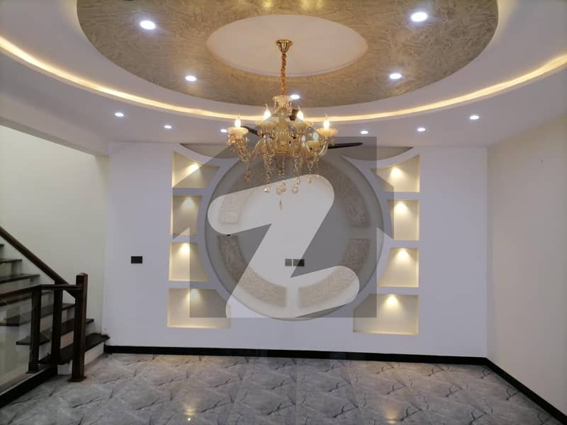 اتفاق گارڈن گوجرانوالہ میں 5 کمروں کا 11 مرلہ مکان 2.6 کروڑ میں برائے فروخت۔