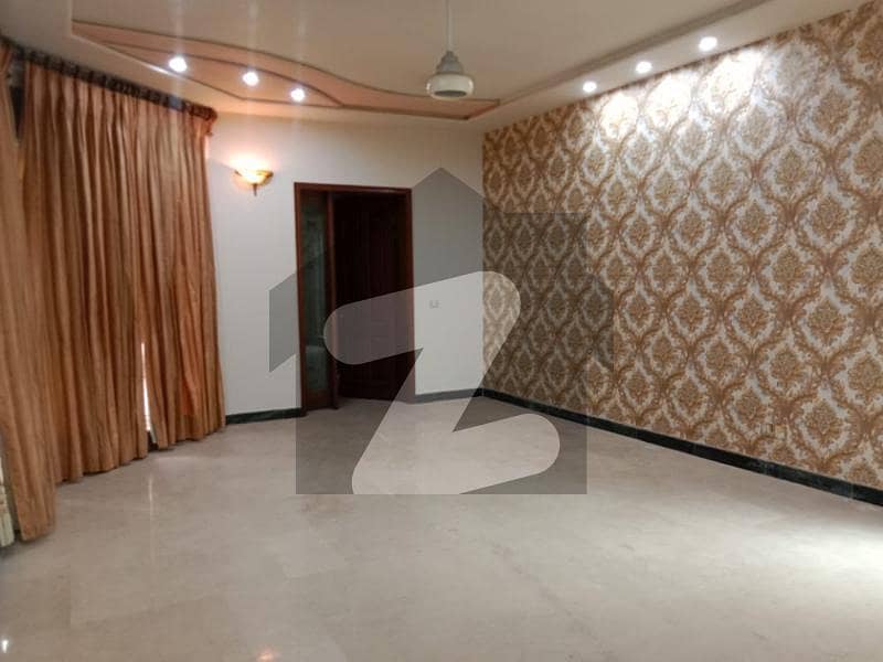 ڈی ایچ اے فیز 2 ڈیفنس (ڈی ایچ اے) لاہور میں 5 کمروں کا 2 کنال مکان 5 لاکھ میں کرایہ پر دستیاب ہے۔
