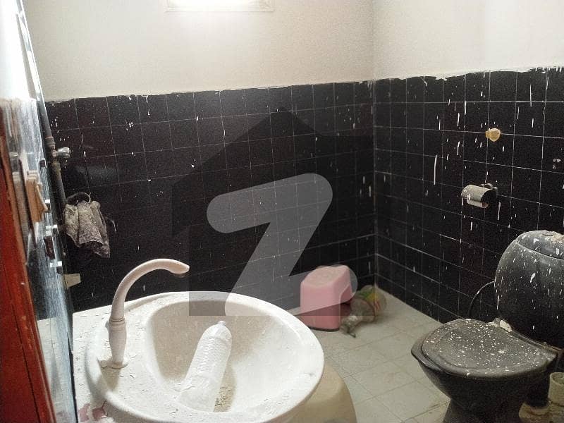 Independent house 3 bed drawing dining available in gulshan e Iqbal