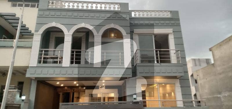 خیابانِ کشمیر جی ۔ 15 اسلام آباد میں 5 کمروں کا 8 مرلہ مکان 2.6 کروڑ میں برائے فروخت۔