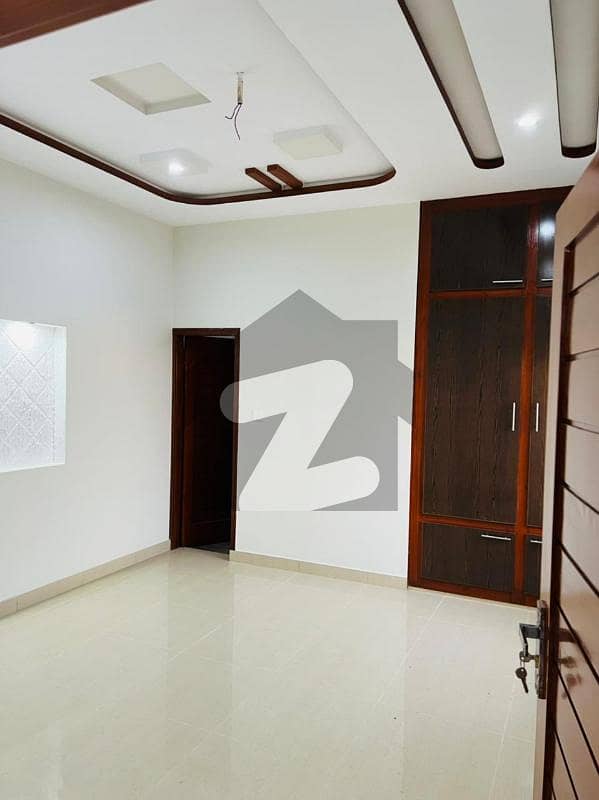 گلبرگ ٹاؤن ملتان روڈ ڈیرہ غازی خان میں 6 کمروں کا 5 مرلہ مکان 1.2 کروڑ میں برائے فروخت۔