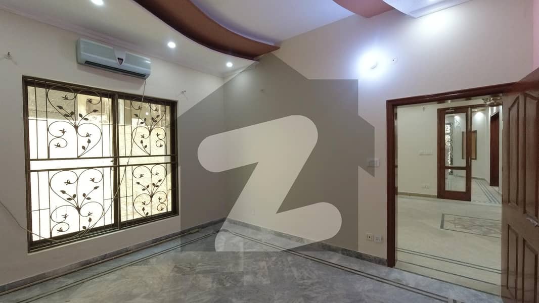 جوہر ٹاؤن لاہور میں 5 کمروں کا 10 مرلہ مکان 2.85 کروڑ میں برائے فروخت۔