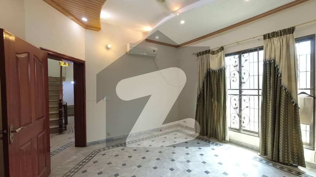 جوہر ٹاؤن لاہور میں 5 کمروں کا 10 مرلہ مکان 2.4 کروڑ میں برائے فروخت۔