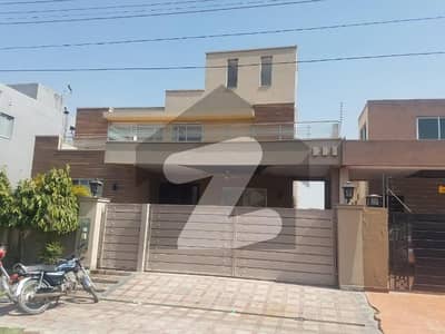 Almost Brand New 1 Kanal 7 Beds Bungalow Available For Sale In State Life Phase 1 E Block Lahore.