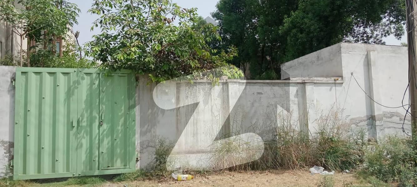 Bhatta Chowk Residential Plot Sized 10 Marla