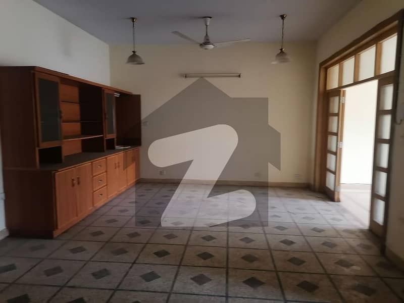 F-11 Markaz Flat Sized 2900 Square Feet For sale